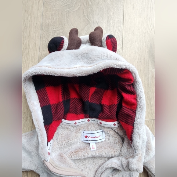 3/$25 - Canadiana reindeer onesie size 3 - 6 m - Picture 4 of 5